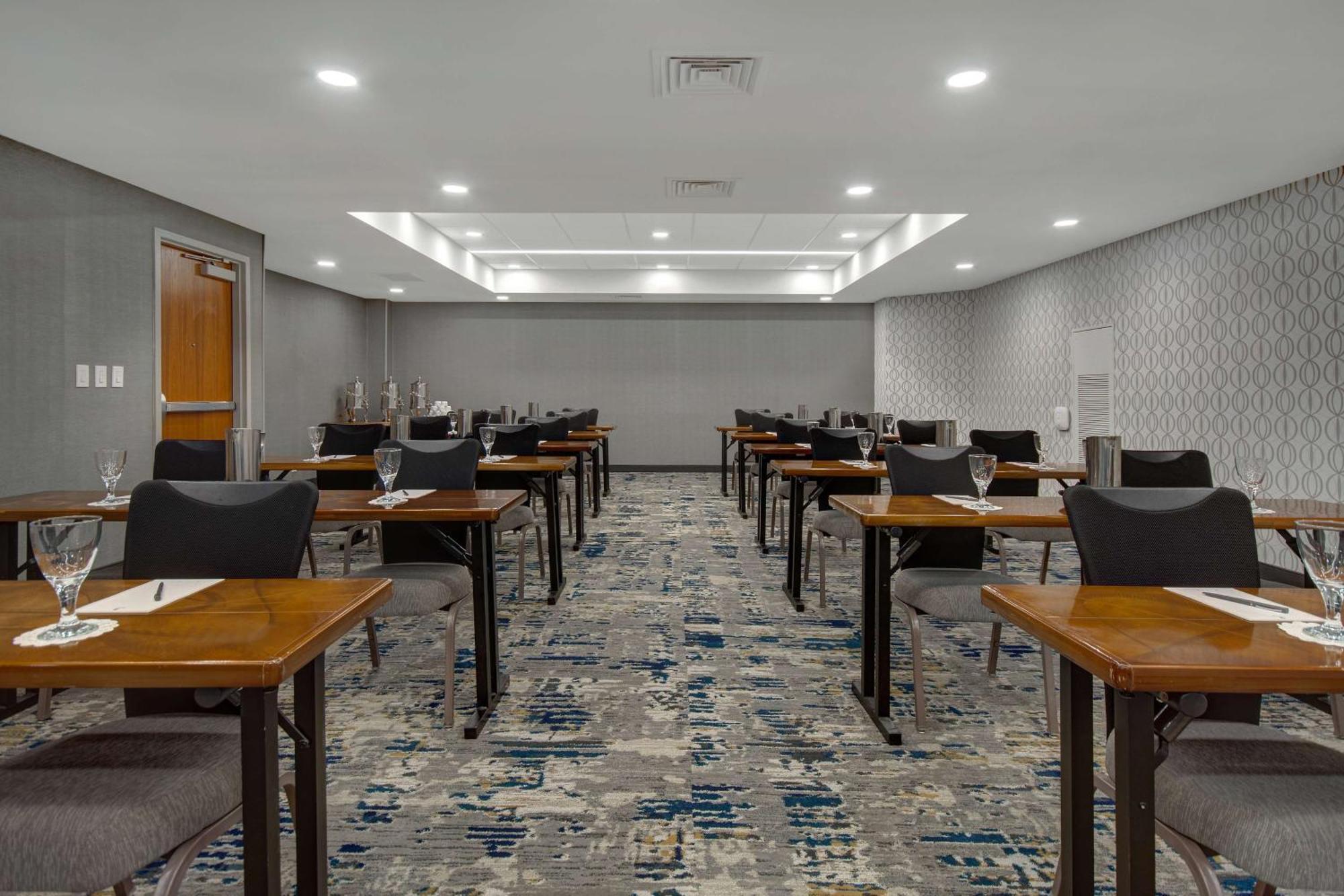 רומולוס Embassy Suites By Hilton Detroit Metro Airport מראה חיצוני תמונה